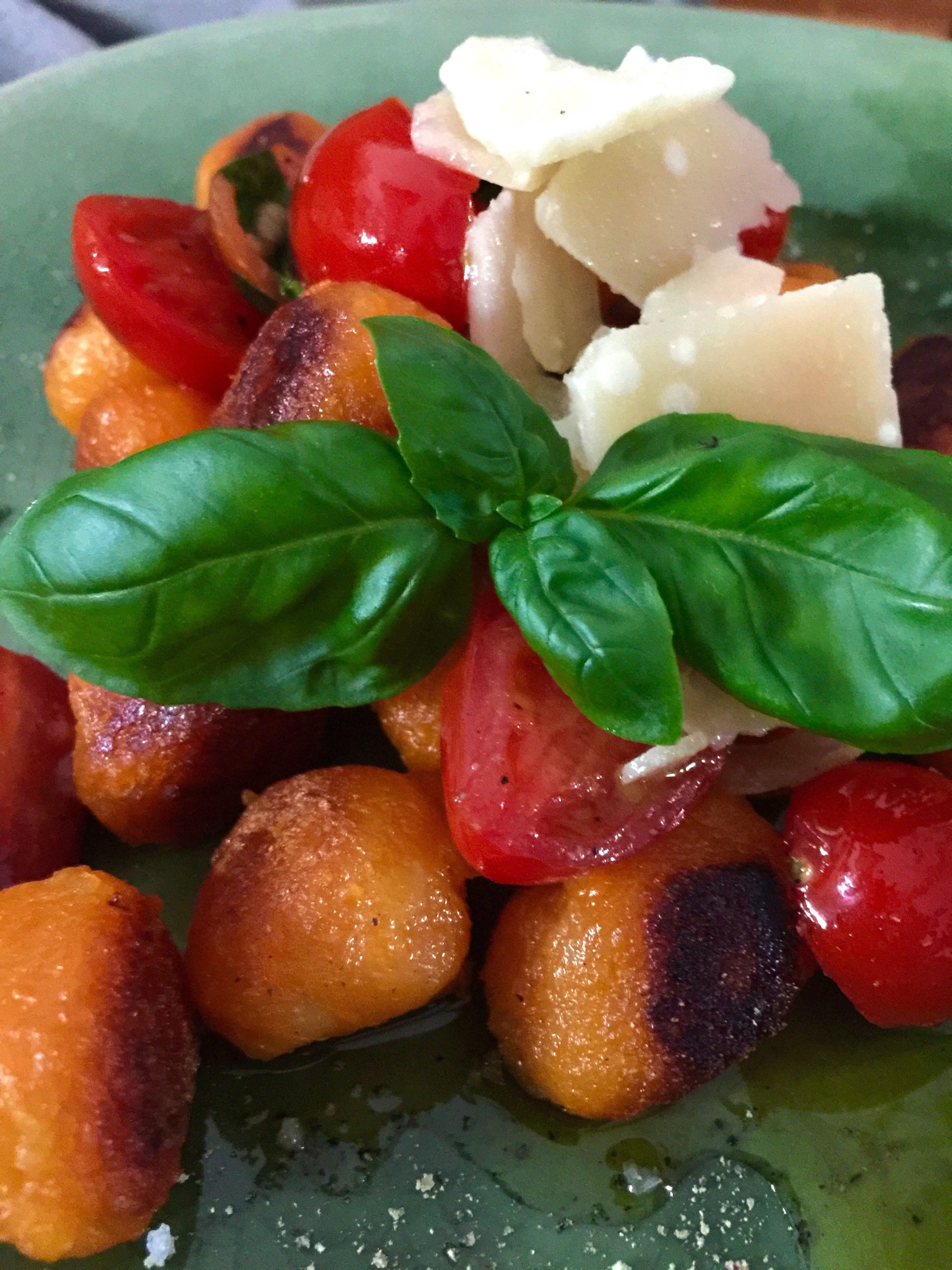 Süßkartoffel-Gnocchi mit Tomaten-Basilikum-Sugo - Sweet and Salted ...