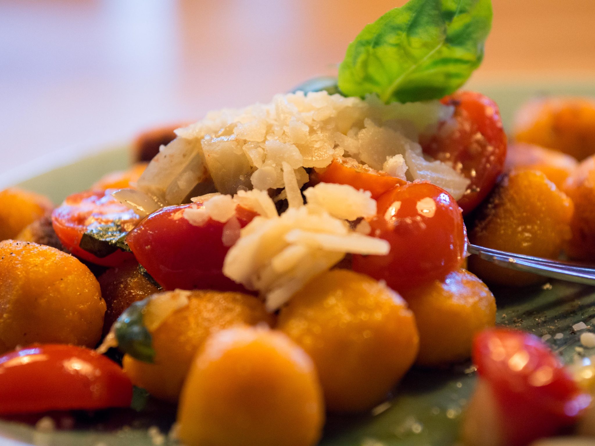 Süßkartoffel-Gnocchi mit Tomaten-Basilikum-Sugo - Sweet and Salted ...