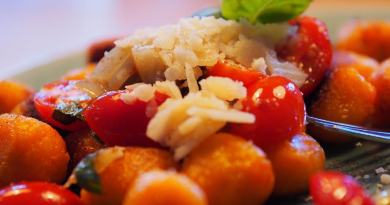 Süßkartoffel-Gnocchi mit Tomaten-Basilikum-Sugo