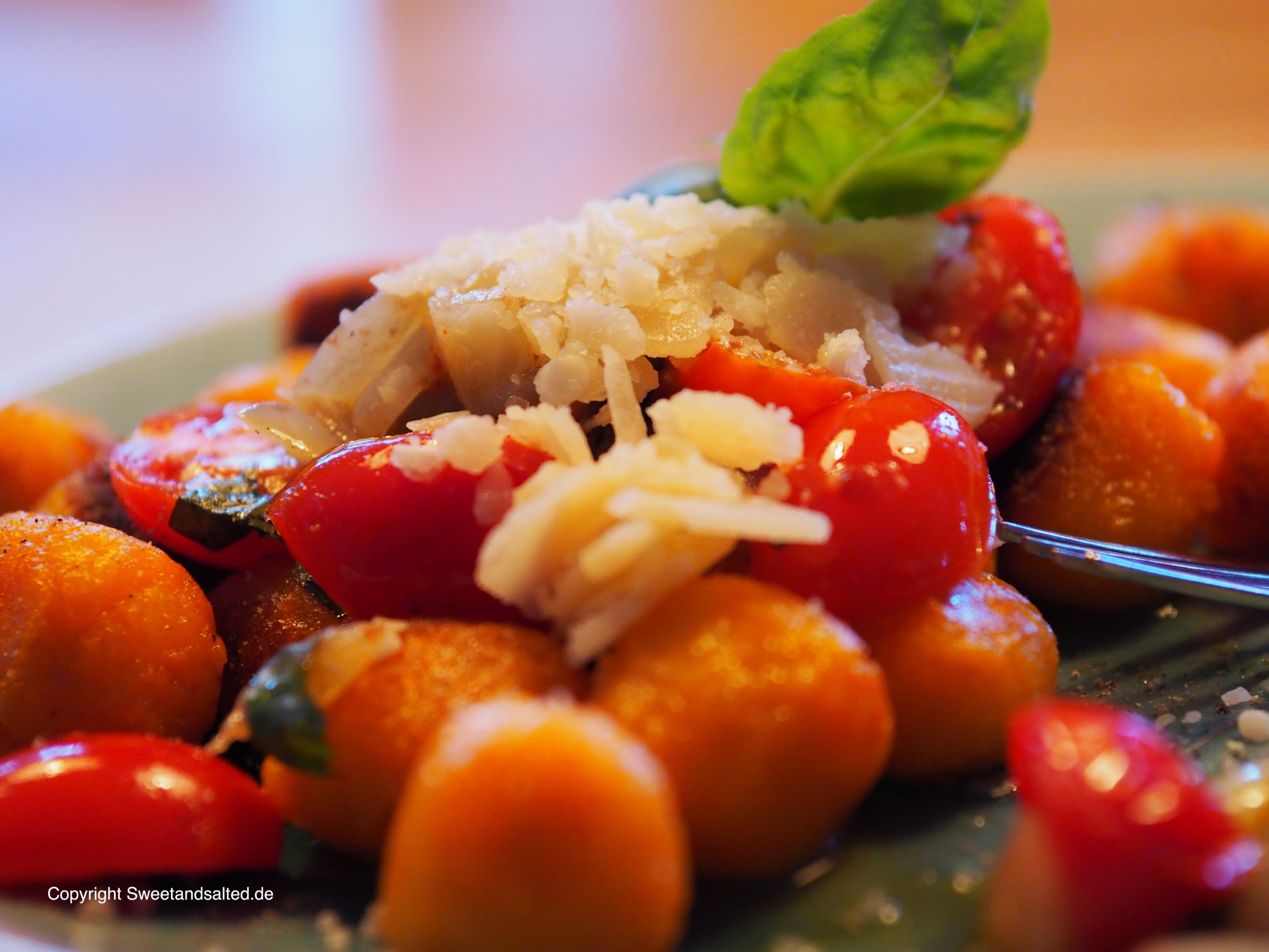 Süßkartoffel-Gnocchi mit Tomaten-Basilikum-Sugo - Sweet and Salted ...