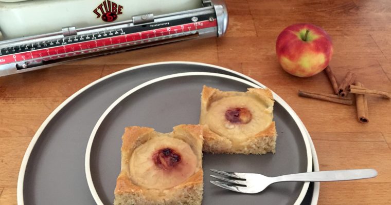 Apfel-Blechkuchen mit Weißwein-Guss