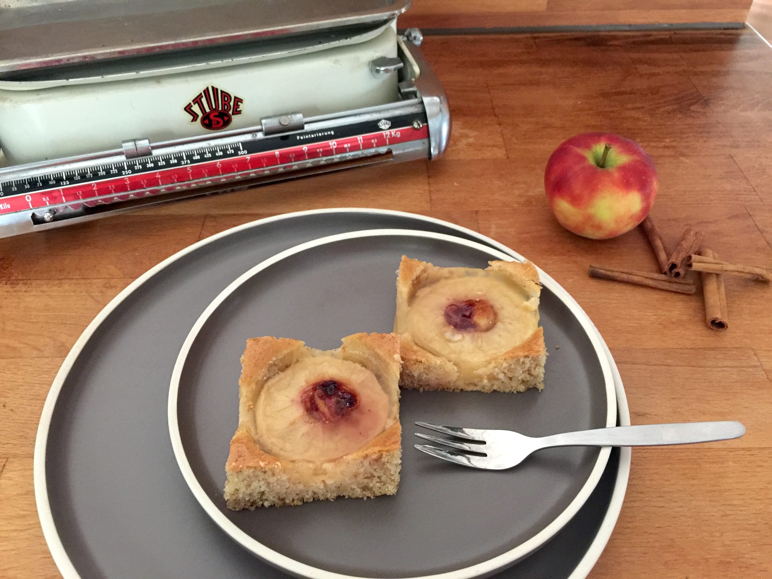 Apfel-Blechkuchen mit Weißwein-Guss - Sweet and Salted - Food Blog