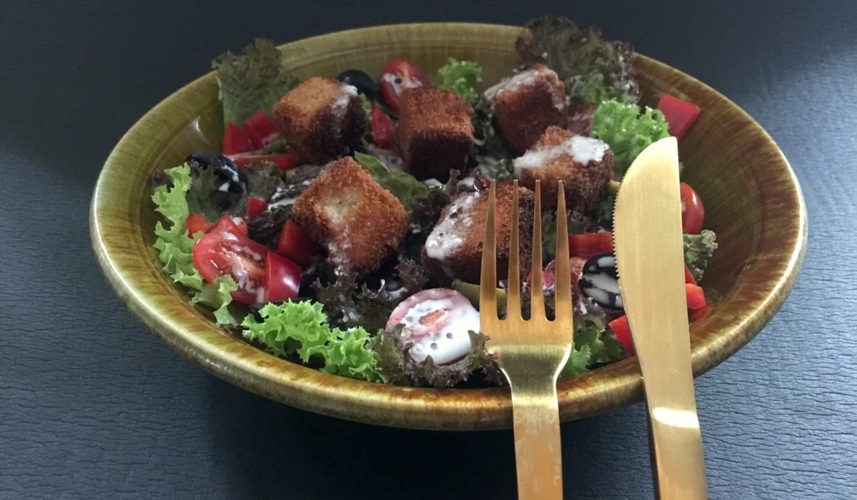 panierter Linsentofu auf Salat